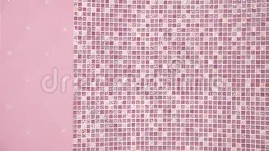 浴室内有莱茵石的粉色瓷砖，质感，背景.. 4k，慢动作